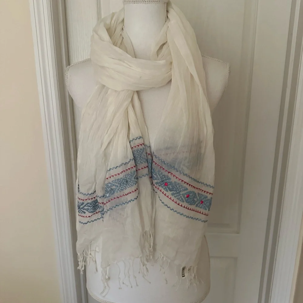 NWT Aeropostale Woman’s Solid White  Scarf, Embroidery & Fringe on both ends.